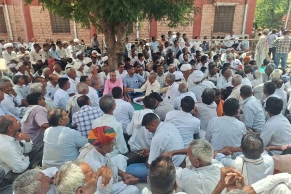 Lift हादसा: मुआवजे और कार्रवाई की मांग को लेकर परिजनों का धरना, पोस्टमॉर्टम से इनकार