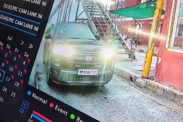 Dewas: महज 6 मिनट में हैक हुई लग्जरी कार, CCTV में कैद चोरी की वारदात