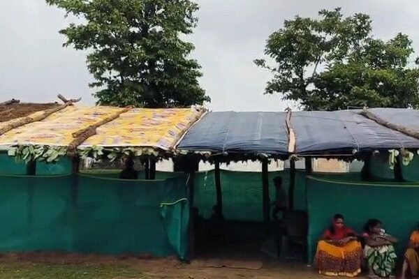 School: मंडला में जर्जर स्कूल की जगह पन्नी और लकड़ी की झोपड़ी में पढ़ रहे बच्चे