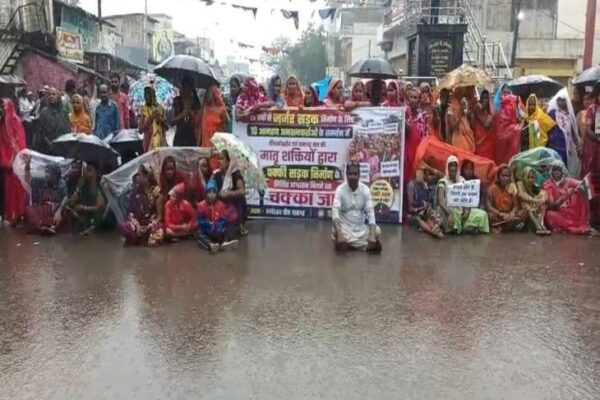 PAMGARH: जर्जर सड़क के लिए चक्का जाम करने पर कई लोगों पर FIR