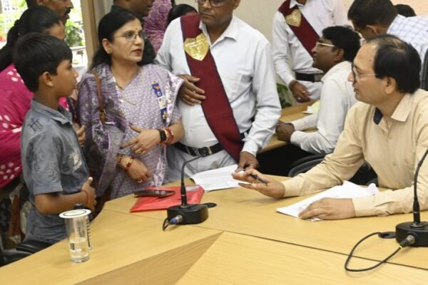 Bilaspur Jan-Darshan: कलेक्टर ने बिजली, राशन और अवैध कब्जे पर दिए सख्त निर्देश