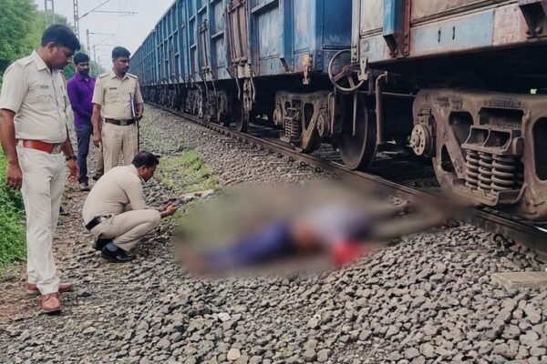 Railway ट्रैक पर मालगाड़ी की चपेट में आने से युवक की मौत, शिनाख्ती जारी