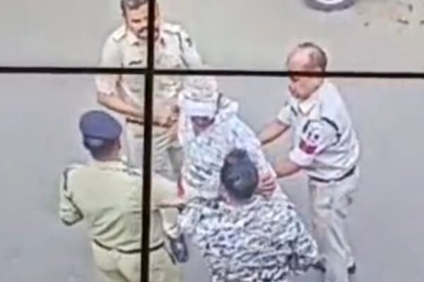 Betul: कोर्ट परिसर में युवक का हंगामा, पुलिस से मारपीट और तोड़फोड़