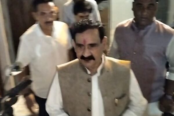 Election: नरोत्तम मिश्रा ने रुकवाया अपना स्वागत, कहा- माला दूल्हे को पहनाओ