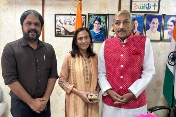 CA रवि ग्वालानी ने प्रमोद तिवारी से मुलाकात कर विस्थापितों की समस्या उठाई