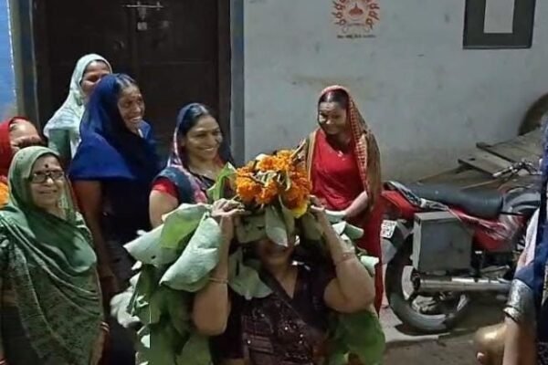 Rain: अंजड़ में बारिश के लिए महिलाओं ने गाए इंद्र गीत, अनोखी परंपरा निभाई