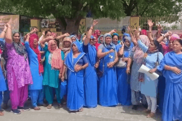 Protest: अपनी मांगों को लेकर सड़क पर उतरीं आशा सहयोगिनियां, सौंपा ज्ञापन