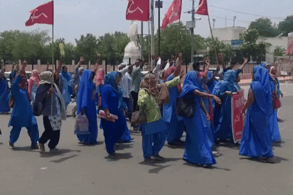 Protest: आशा सहयोगिनियों का कलेक्ट्रेट पर प्रदर्शन, मांगों को लेकर सौंपा ज्ञापन