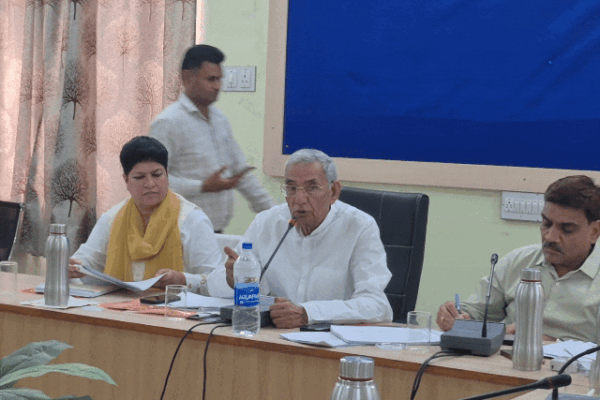 Warning: काम शुरू नहीं हुआ तो सस्पेंड कर दूंगा, सांसद ने अधिकारियों को लताड़ा