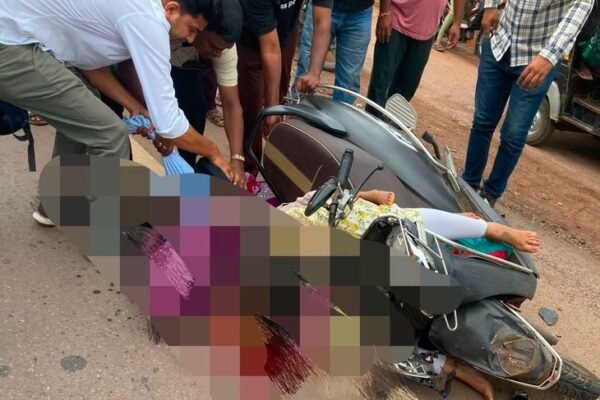 BREAKINGदुर्ग में सड़क-हादसे में 3 बच्चों समेत 4 की मौत:नेशनल हाइवे पर खड़े ट्रैक्टर के पीछे घुसे स्कूटी सवार, 5 लोग थे सवार