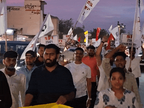 Protest: सोनम वांगचुक की गिरफ्तारी पर भड़के छात्र, गृह मंत्री का पुतला फूंका