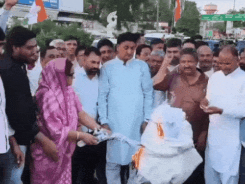 Sikar: राहुल गांधी की गिरफ्तारी पर कांग्रेस का प्रदर्शन, पुलिस ने खदेड़ा