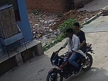 Muraina: दिनदहाड़े स्प्लेंडर बाइक चोरी, बिना नंबर की अपाचे से आए थे चोर