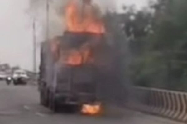 Truck: मुरैना हाईवे पर चलती गाड़ी में लगी भीषण आग, बाल-बाल बचे चालक और हेल्पर