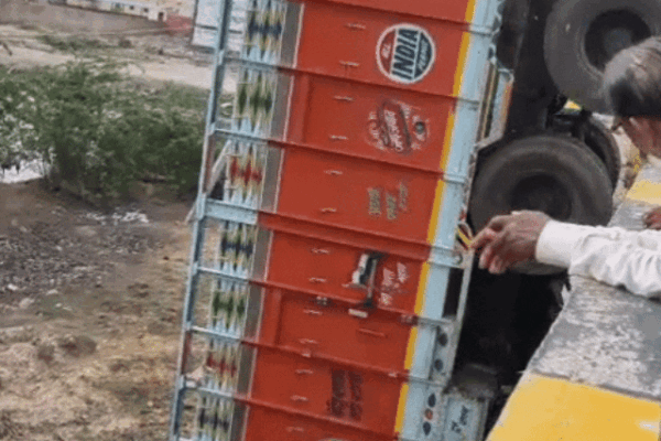 Truck: नींद की झपकी से बेकाबू होकर जोजरी नदी में गिरा, मौके पर मची अफरा-तफरी