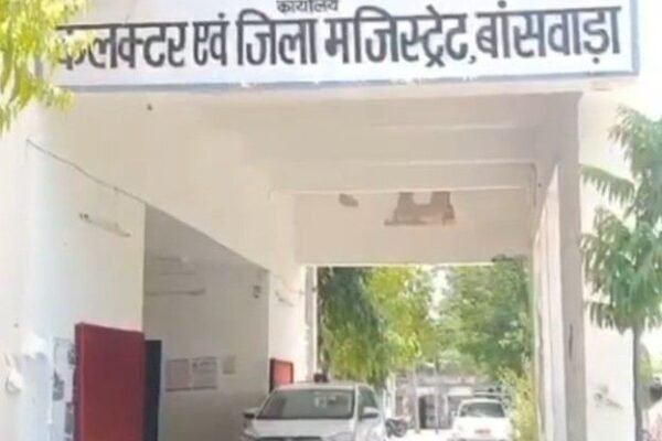 Helmet: बांसवाड़ा में सरकारी कर्मचारियों के लिए हेलमेट अनिवार्य, नियम तोड़ने पर होगी कार्रवाई