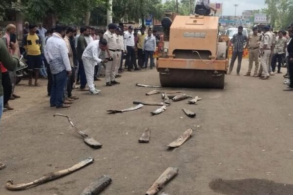 Action: गुना में मॉडिफाइड साइलेंसरों पर चला बुलडोजर, 1.25 लाख का जुर्माना वसूला