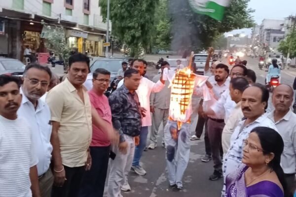 Education: धर्मेंद्र प्रधान का पुतला फूंक कांग्रेस का जोरदार प्रदर्शन, युवाओं के भविष्य पर उठाए सवाल