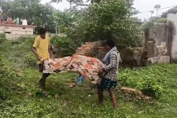 Crime: झाड़ियों में मिली महिला की अर्द्धनग्न लाश, पति से विवाद के बाद हुआ था झगड़ा