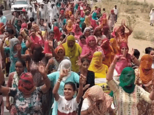 Protest: श्रीगंगानगर में कचरा प्लांट के खिलाफ हजारों लोग सड़कों पर उतरे
