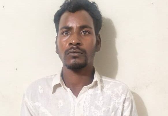 Raigarh Crime: घर में अकेली बच्ची से रेप, आरोपी पड़ोसी गिरफ्तार
