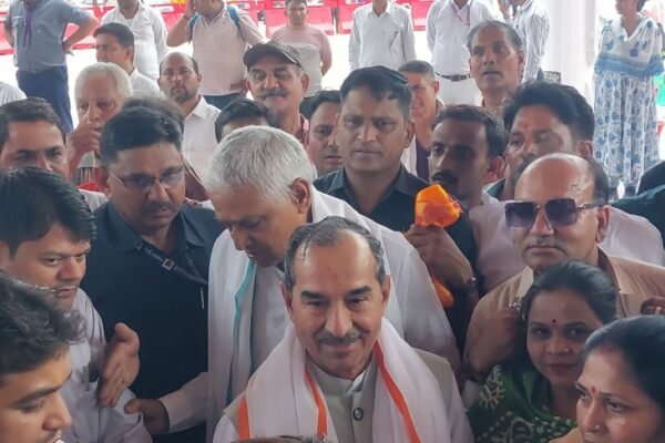 Nursing आंदोलन: 35वें दिन भी जारी, कर्मियों ने शुरू किया क्रमिक अनशन