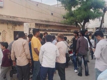 सवाईमाधोपुर में मनचले को युवतियों ने पीटा:दुकानदारों ने पुलिस के हवाले किया; कोचिंग जाते समय करता था परेशान