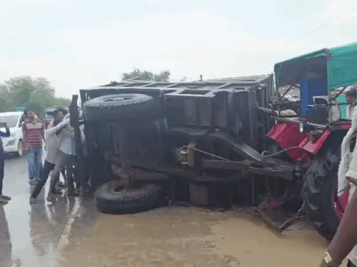 Accident Alert: आंधी में ट्रैक्टर पलटा, गुरु पूर्णिमा जा रहे 7 घायल