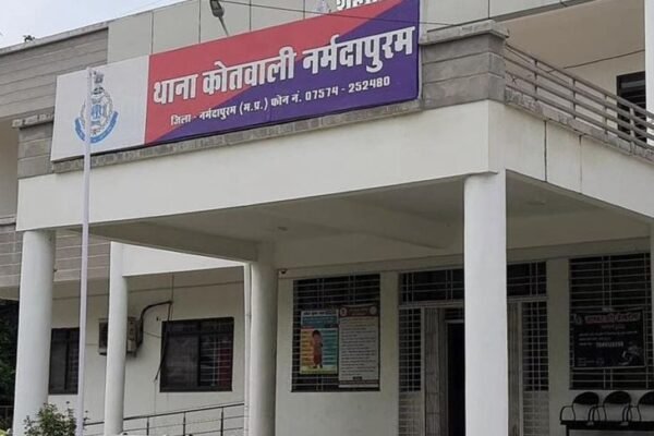 Cyber ठगी: नर्मदापुरम में रिटायर्ड पटवारी और शिक्षिका से लाखों की लूट