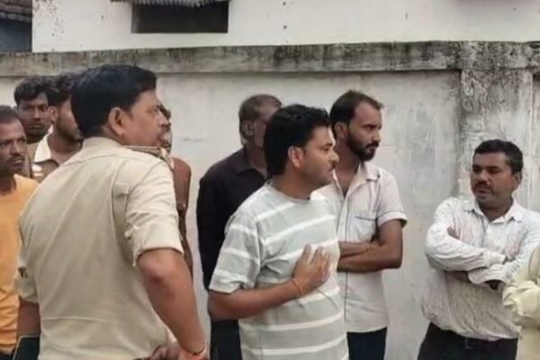 Fake Doctor: झोलाछाप के गलत इलाज से महिला की मौत, स्वास्थ्य विभाग पर उठे सवाल
