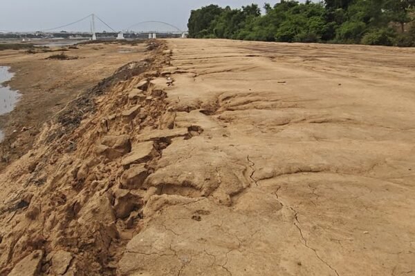 Road construction: राजिम में सड़क निर्माण में तालाब की मिट्टी का इस्तेमाल, विवाद बढ़ा