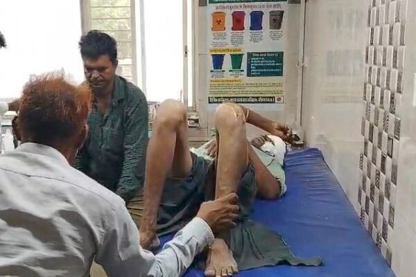 Neemuch: तेज रफ्तार वाहन ने बाइक को कुचला, ग्रामीण गंभीर रूप से घायल