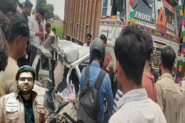झांसी: बैंक मैनेजर की सड़क हादसे में दर्दनाक मौत, गाय बचाने के चक्कर में ट्रक से टकराई कार