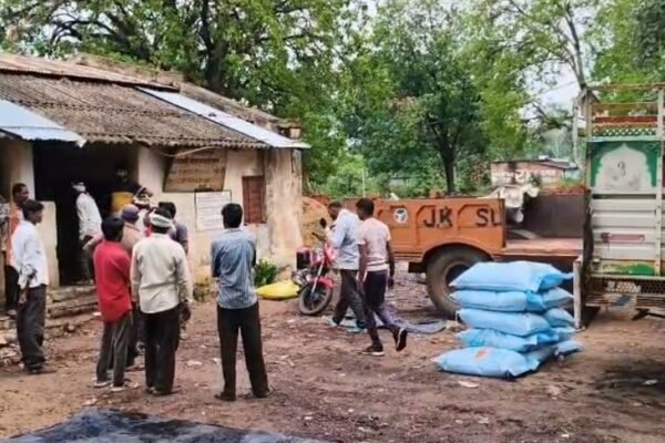 DAP की किल्लत: उमरिया में किसान महंगे NPk खाद खरीदने को मजबूर
