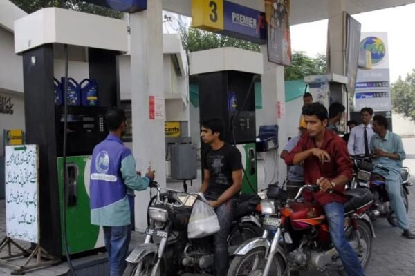 Petrol: पाकिस्तान में बढ़े पेट्रोल-डीजल के दाम, जानें नई कीमतें।
