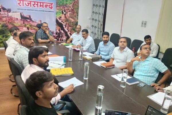 Jobs: रोजगार बढ़ाने के लिए कलेक्टर ने दिए सख्त निर्देश