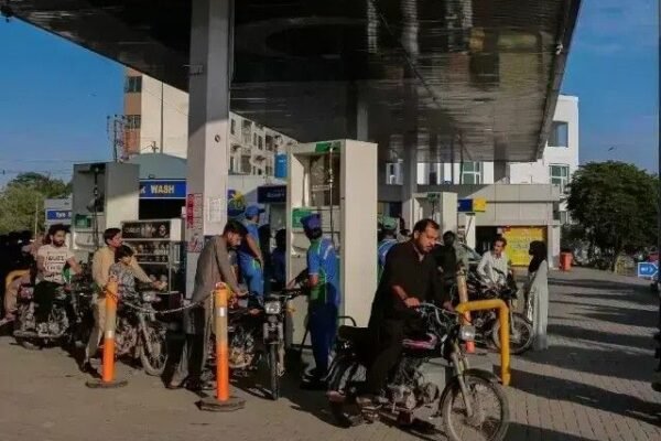 Pakistan: पेट्रोल-डीजल की कीमतों में भारी उछाल, नई दरें लागू
