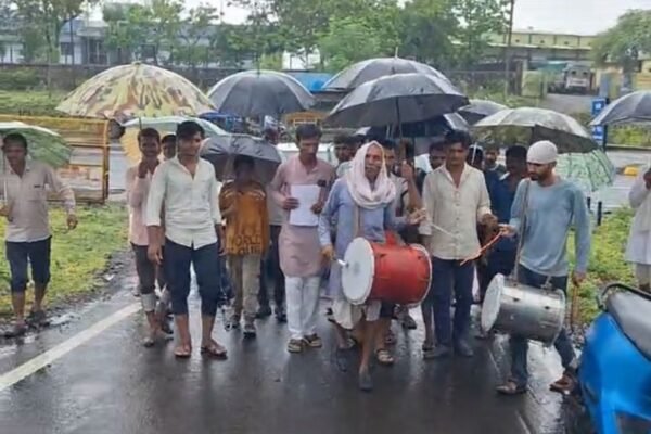 Investigation: राजगढ़ में ढोल-नगाड़ों के साथ ग्रामीणों ने की घोटाले की जांच की मांग