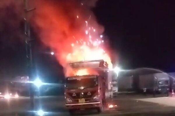 Truck: सिवनी में पेट्रोल पंप के पास बैटरी से भरे ट्रक में भीषण आग