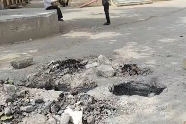 Danger: स्कूल के सामने खुला गड्ढा, बच्चों की जान को खतरा