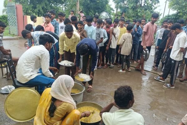 Hostel: डिंडोरी के आदिवासी छात्रावास में सड़ा खाना, छात्रों का बड़ा हंगामा