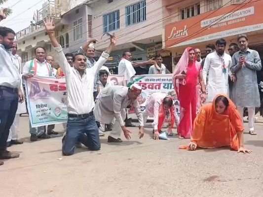 Panna: कांग्रेस की दंडवत यात्रा, राम मंदिर चंदे में घोटाले की जांच की मांग