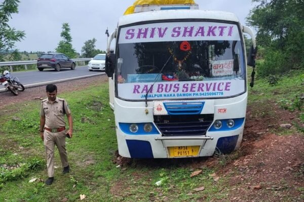 Bus चालक की सूझबूझ से बची 35 यात्रियों की जान, जबलपुर में बस खाई में गिरी