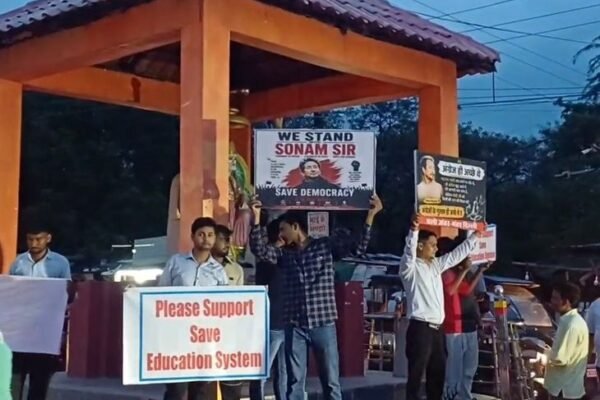 Education: दतिया में शिक्षा बचाने के लिए सड़कों पर उतरे छात्र, किया जोरदार प्रदर्शन
