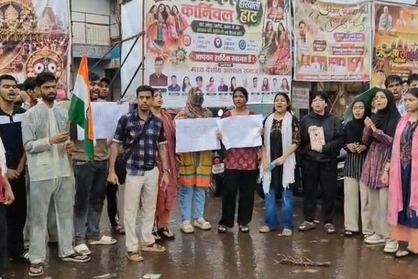 Delhi Protest: शिवपुरी में छात्रों का प्रदर्शन, शिक्षा मंत्री के इस्तीफे की मांग