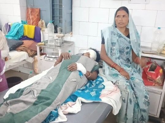 Bike accident: चलती बाइक में फंसी साड़ी, बुजुर्ग महिला गंभीर रूप से घायल