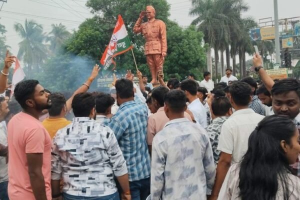 Protest: कोरबा में युवा कांग्रेस का उग्र प्रदर्शन, पीएम का फूंका पुतला