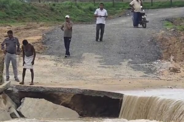 Surajpur: पहली ही बारिश में ढहा लाखों का पुल, दर्जनों गांवों का संपर्क टूटा