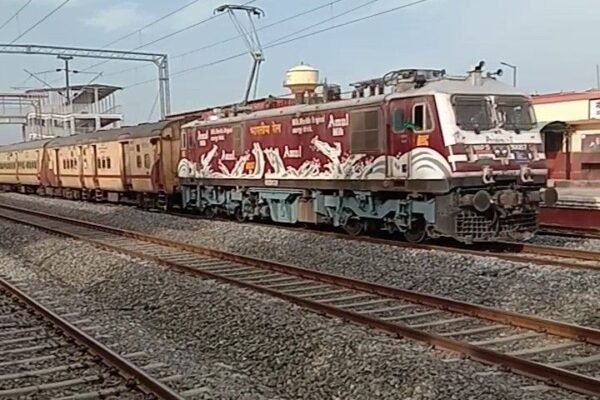 Delhi Cantt: स्टेशन अपग्रेड के चलते ट्रेनें रद्द, यात्रियों की बढ़ी मुश्किलें