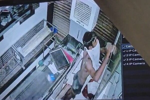 Jewellery शॉप में दीवार तोड़कर 10 लाख की चोरी, दुकानदार परेशान